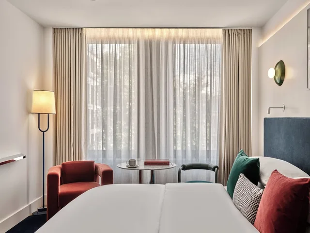 غرفة عائلية بسريرين منفصلين، Kimpton Main Frankfurt by IHG 5/5