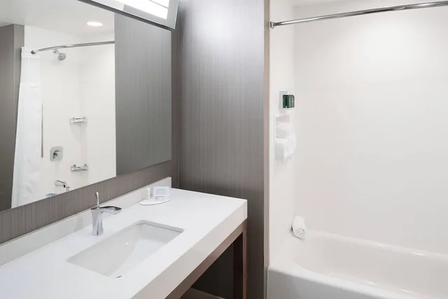 غرفة بسرير كينج بشرفة مع أريكة، Courtyard by Marriott Hilton Head Island 2/3