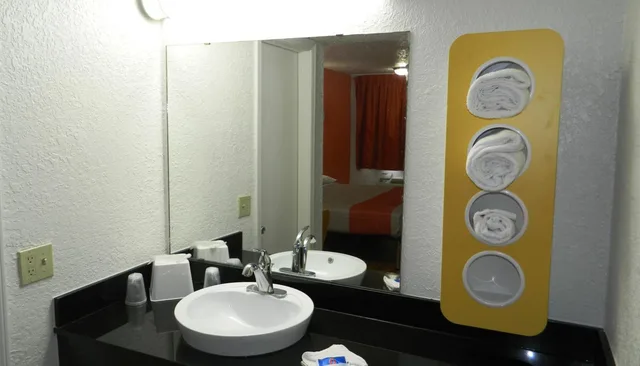 غرفة بسرير كوين لغير المدخنين، Motel6 Oklahoma City, OK - Airport East 10/10