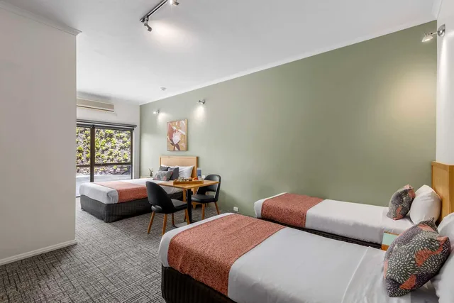 غرفة عائلية بسرير كوين وسريرين منفصلين، Best Western Geelong Motor Inn and Serviced Apartments 1/3