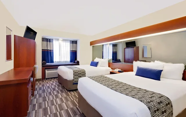 غرفة بسريرين كوين بحوض استحمام لذوي الإعاقة، Microtel Inn & Suites by Wyndham Middletown 1/5
