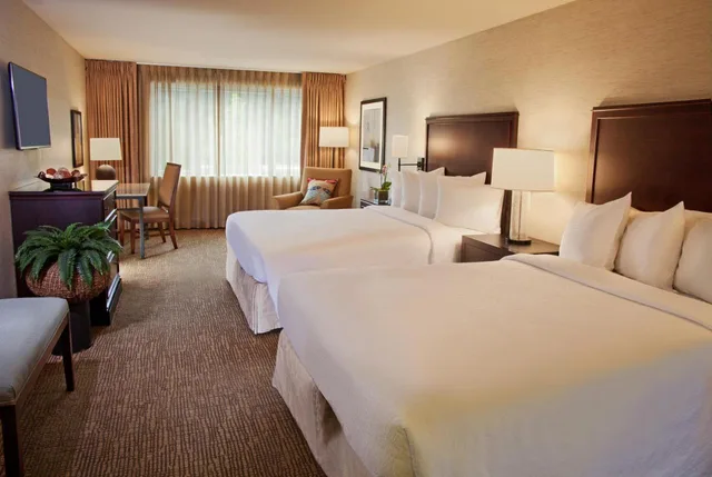 غرفة بسريرين كوين مع أريكة بمطبخ، Eastgate Hotel, BW Signature Collection 1/4