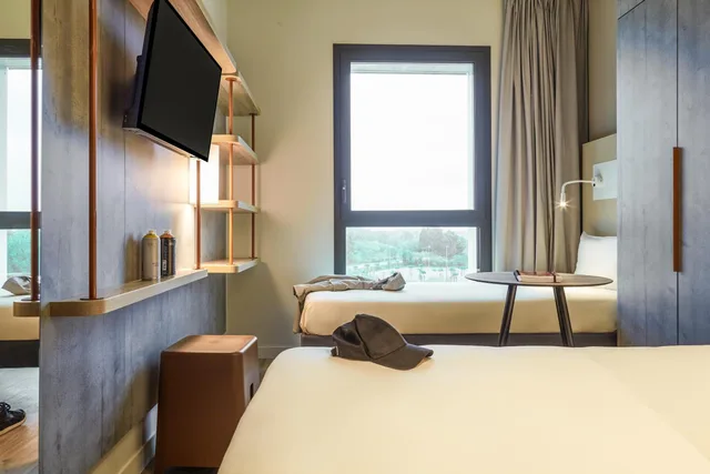 غرفة ثلاثية بسريرين منفصلين مع سرير إضافي، Ibis Budget Montpellier Aeroport Parc Des Expos 1/4