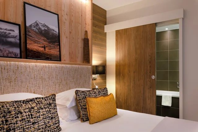 جناح عائلي بسرير كينج وسرير بطابقين بشرفة بغرفتي نوم مع أريكة، ILY La Rosiere & Spa Nuxe 2/3