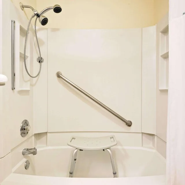 غرفة بسرير كوين بحوض استحمام لذوي الإعاقة، Days Inn by Wyndham Fairmont 8/8