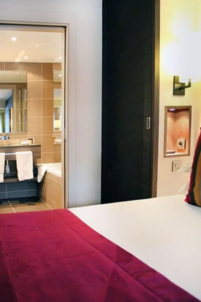 Charme, Queen Bed، Hotel Le Savoy Meribel 2/3