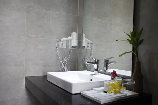 جناح جونيور، LCS Hotel & Apartment 5/10