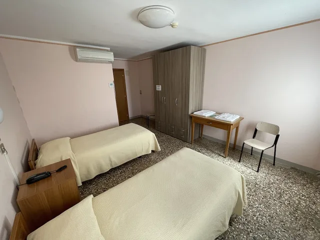 غرفة قياسية بسريرين منفصلين بإطلالة على القناة، Casa Caburlotto 2/8