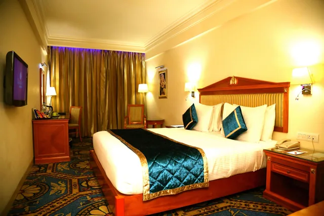 غرفة ديلوكس عائلية بسرير كينج وسرير فردي بغرفتي نوم، Ramada by Wyndham Amritsar 2/2