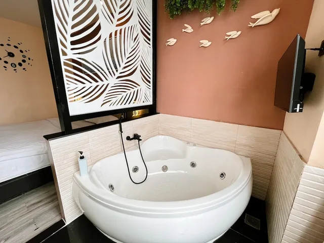 غرفة تنفيذية بسرير كينج بجاكوزي، Verse Luxe Hotel Wahid Hasyim 8/10