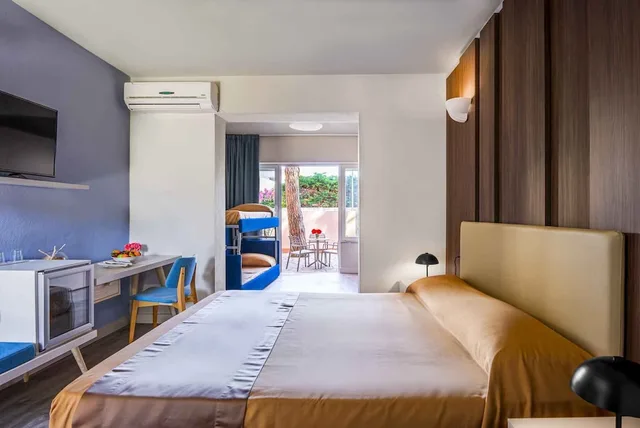 غرفة رباعية بسرير مزدوج وسرير بطابقين، Hotel Riva Del Sole 1/4