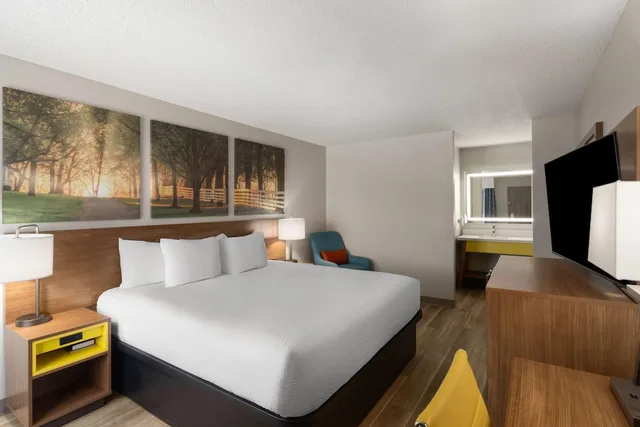 Room, King Bed, Days Inn by Wyndham Clanton, AL 3/7