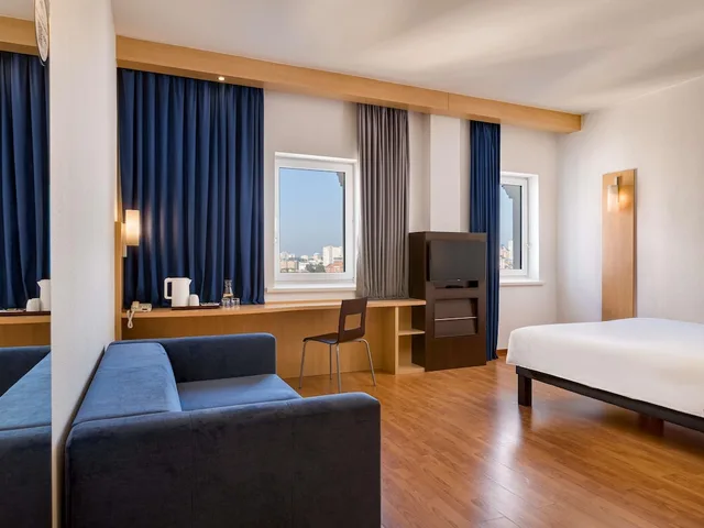 Family, 1 Double and 1 Single Bed, Ibis Kiev City Center 4/9