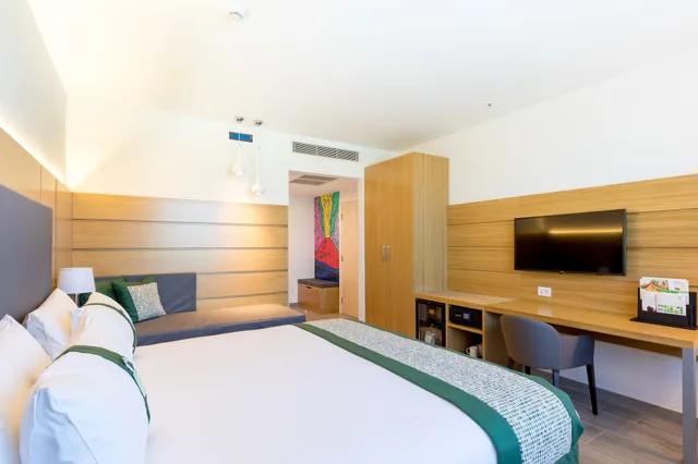 غرفة بريميوم بسرير كينج مع أريكة، HOLIDAY INN NAPLES 1/10