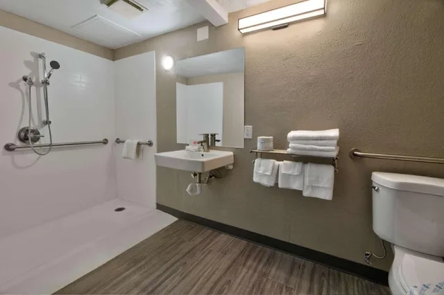 غرفة بسرير كينج بمطبخ لذوي الإعاقة، Studio6 Grand Junction, CO 5/5