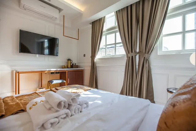 Premium, Queen Bed, White Mansion Hotel 1/6