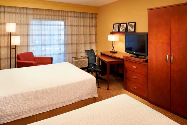 غرفة بسريرين كوين بحوض استحمام لذوي الإعاقة، Sonesta Select Detroit Auburn Hills (Ex Courtyard By Marriott Detroit Auburn Hills) 1/6
