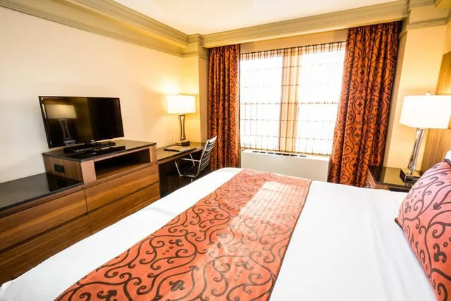 Superior King, The Belvedere Hotel 2/2