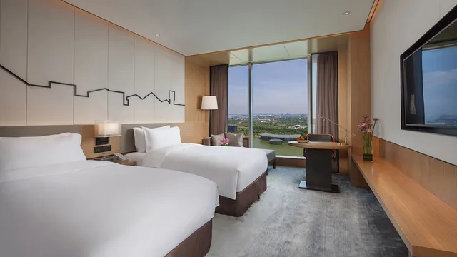 غرفة قياسية بسريرين منفصلين بإطلالة على البحيرة، HOLIDAY INN NANJING QINHUAI SOUTH 1/2