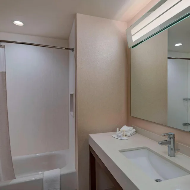 غرفة ديلوكس بسرير مزدوج بحوض استحمام، Courtyard Houston Sugar Land Lake Pointe 4/5