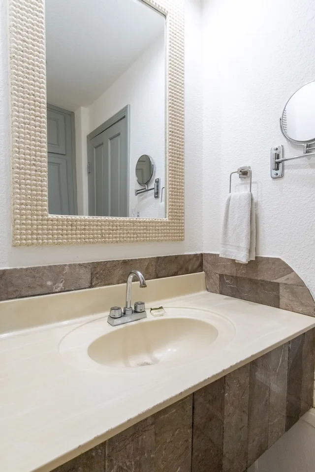 غرفة ديلوكس بفراش فوتون وسريرين كوين بشرفة بإطلالة جزئية على البحر، Playa Bonita Resort 6/7