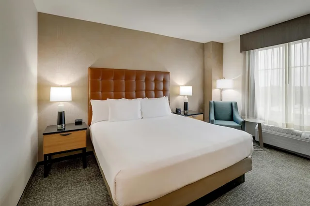 Room, King Bed, High Floor, Drury Inn and Suites Montgomery 1/4