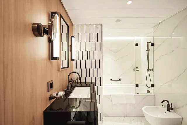 Deluxe, King Bed, Riverside، Storchen Hotel Zurich 3/3