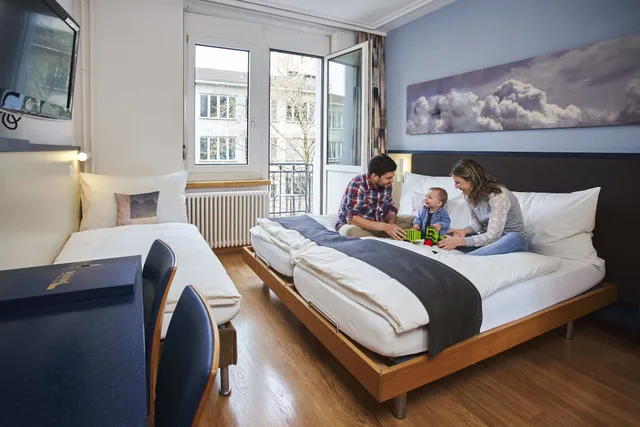 Triple Room, Bristol Hotel Zurich 2/4