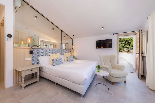 غرفة كلاسيكية بسرير مزدوج بشرفة، FINCA HOTEL ALBELLONS PARC NATURAL 1/5