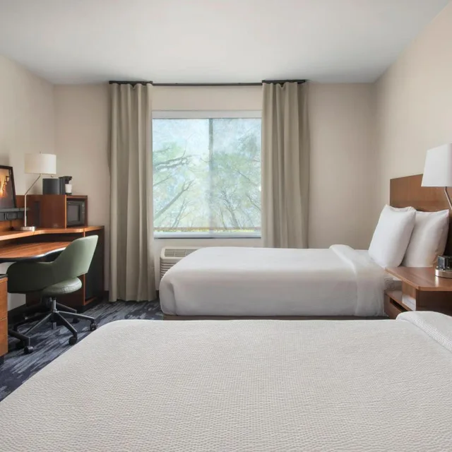 غرفة بسريرين كوين بحوض استحمام لذوي الإعاقة، Fairfield Inn Suites Watertown Thousand Islands 1/4
