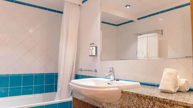 غرفة بسريرين منفصلين بشرفة، Rosamar Ibiza Hotel 5/5