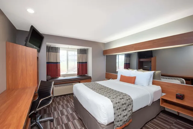 غرفة قياسية بسرير كوين لذوي الإعاقة، Microtel Inn Suites By Wyndham Springfield 1/6
