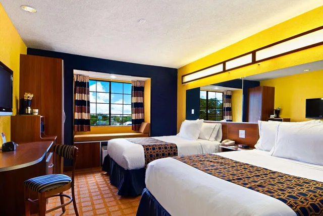 غرفة بسريرين كوين بحوض استحمام لذوي الإعاقة، Microtel Inn & Suites by Wyndham New Braunfels 2/5