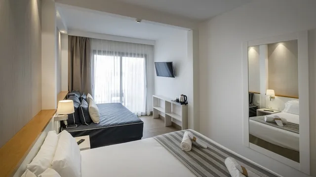 غرفة قياسية بسرير كوين بشرفة مع أريكة، Hotel Rosamar Es Blau Lloret Adults Only 3/7