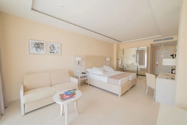 جناح جونيور ديلوكس بسرير مزدوج بشرفة مع أريكة، Maritim Antonine Hotel and Spa Malta 2/10