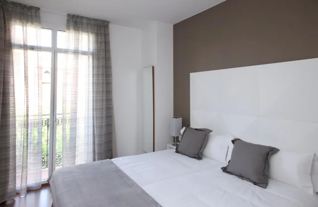 شقة بثلاثة أسرّة بغرفتي نوم مع أريكة، MH Apartments Suites 1/1