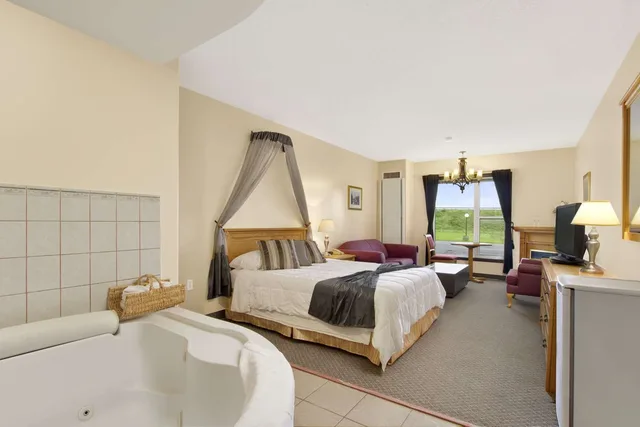 جناح بحوض جاكوزي، Knights Inn Woodstock 1/2