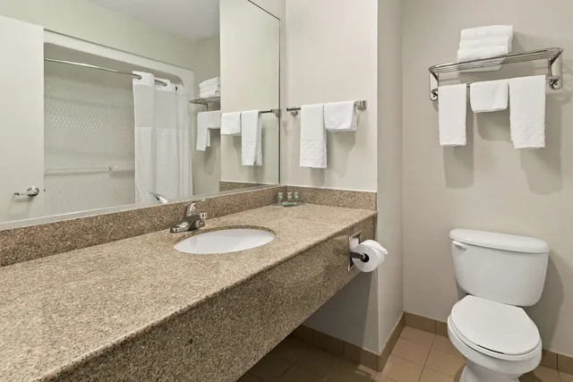 جناح بسرير كينج مع أريكة بحوض جاكوزي، Best Western Galleria Inn & Suites Houston 4/6