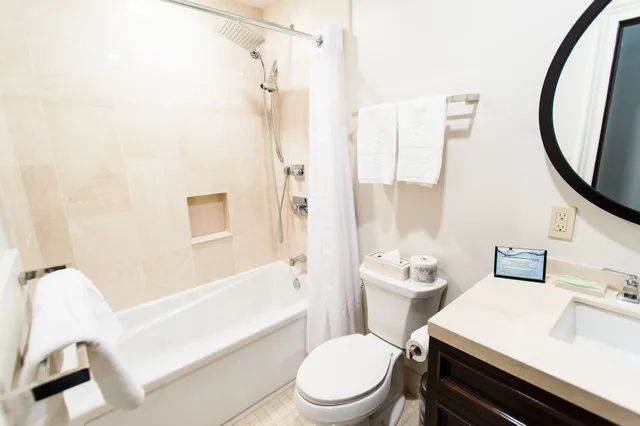غرفة بسرير كينج وسرير كوين وسرير كوين في طابق منخفض، The Sydney Boutique Inn 2/2