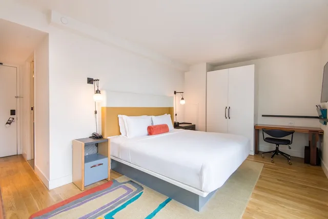 غرفة بريميوم بسرير كينج بإطلالة على المدينة بشرفة، Hotel Indigo Lower East Side New York 4/7