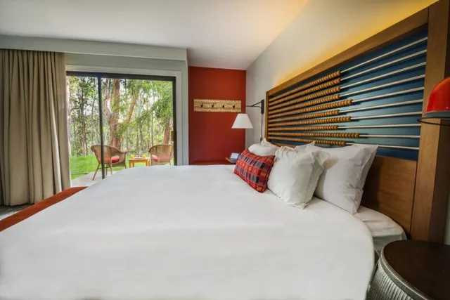 غرفة بسرير كينج بشرفة، Chaminade Resort and Spa 1/8