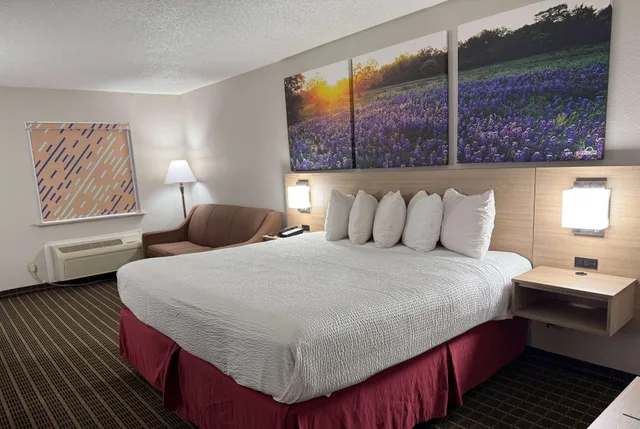 غرفة بسرير كينج للمدخنين، Days Inn By Wyndham San Antonio Interstate Hwy 35 North 2/2