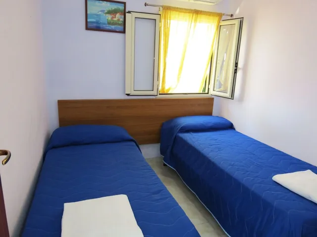 شاليه بسرير كوين وسرير فردي بمطبخ صغير، Baia Serena(RN) 2/4