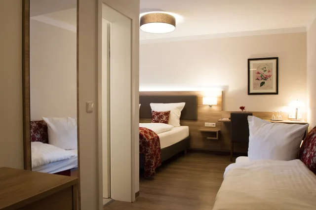 Room, Triple, 1 Double and 1 Single Bed, Hydromassage، Hotel Löhr 3/9