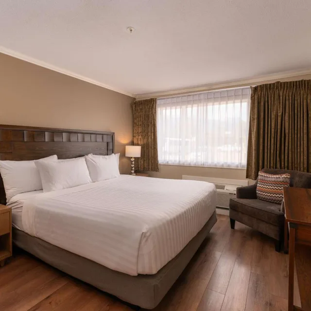 جناح بسرير كينج بغرفة نوم واحدة بمطبخ، Prestige Hudson Bay Lodge & Conference Centre, WorldHotels 1/7