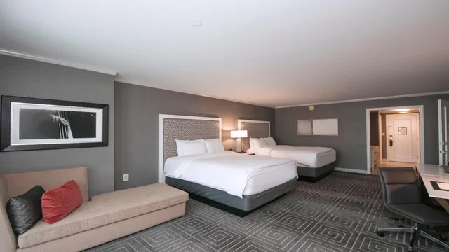 Premium, 2 Queen Beds, Plaza View, Sofa, Balcony, InterContinental Kansas City at the Plaza 2/2