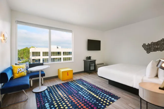 Savvy, King Bed، Aloft Atlanta Perimeter Center 1/7