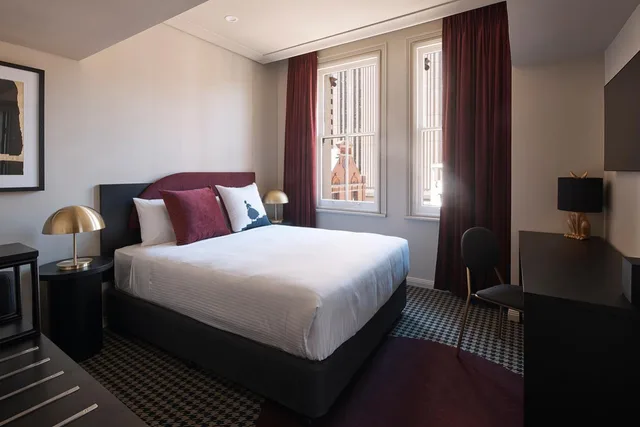 غرفة بسرير كينج وسرير كوين، The Capitol Hotel 2/4