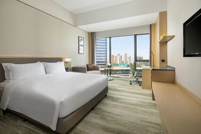 غرفة قياسية بسرير كينج، Holiday Inn Zhengzhou Riverside 1/3