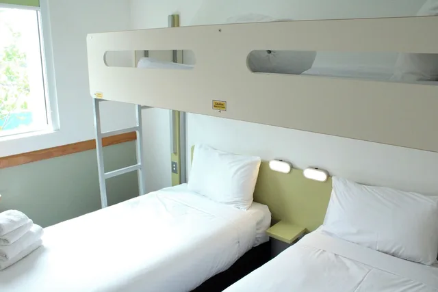 غرفة قياسية بسرير كينج وسرير بطابقين، ibis budget Auckland Airport 9/10